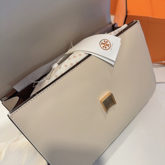 Tory Burch Cream Shoulder Bag with Gold Logo Hardware - Picture 2 of 4